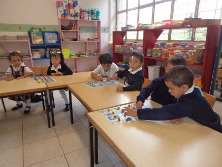 El juego de lotería les favorece en conteo, discriminación, atención, lenguaje y convivencia